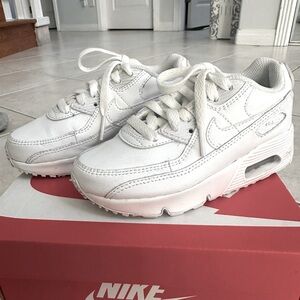 VGUC Nike Air Max 90’s. Barely worn, barely any creases.